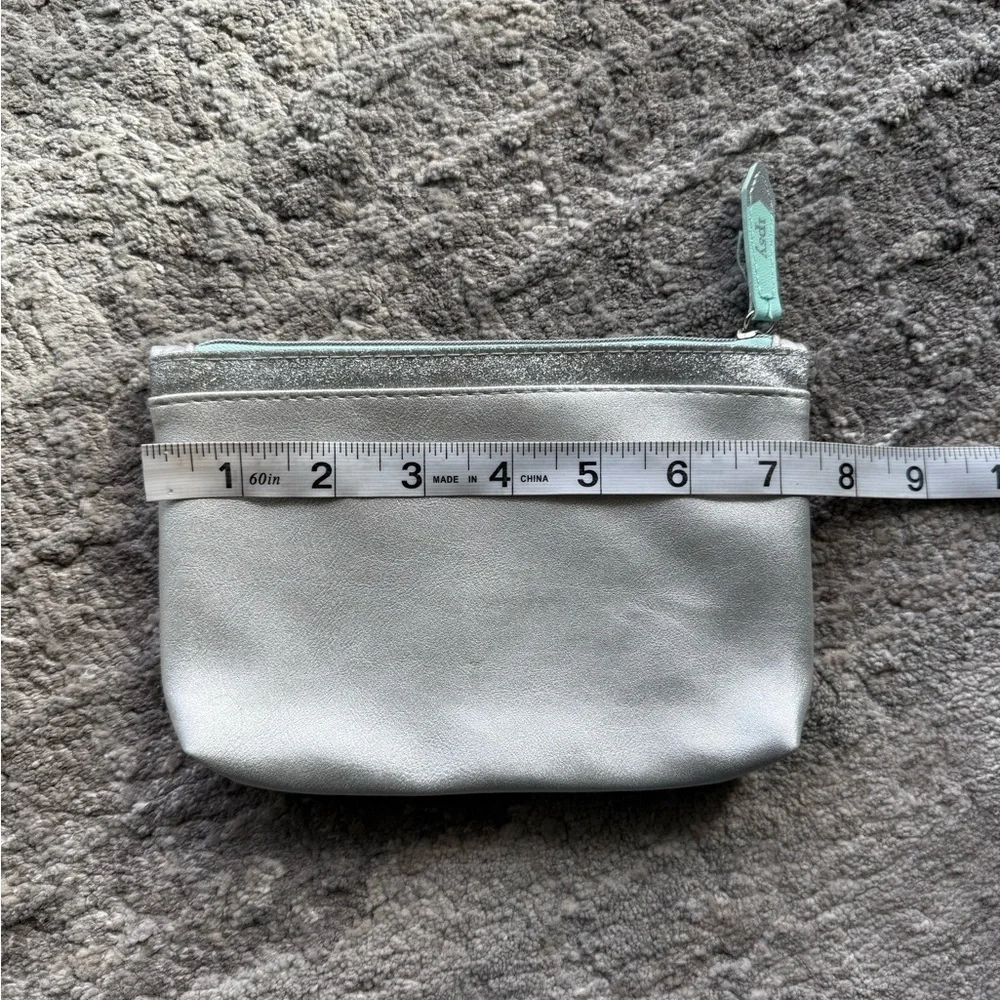 ipsy silver metallic