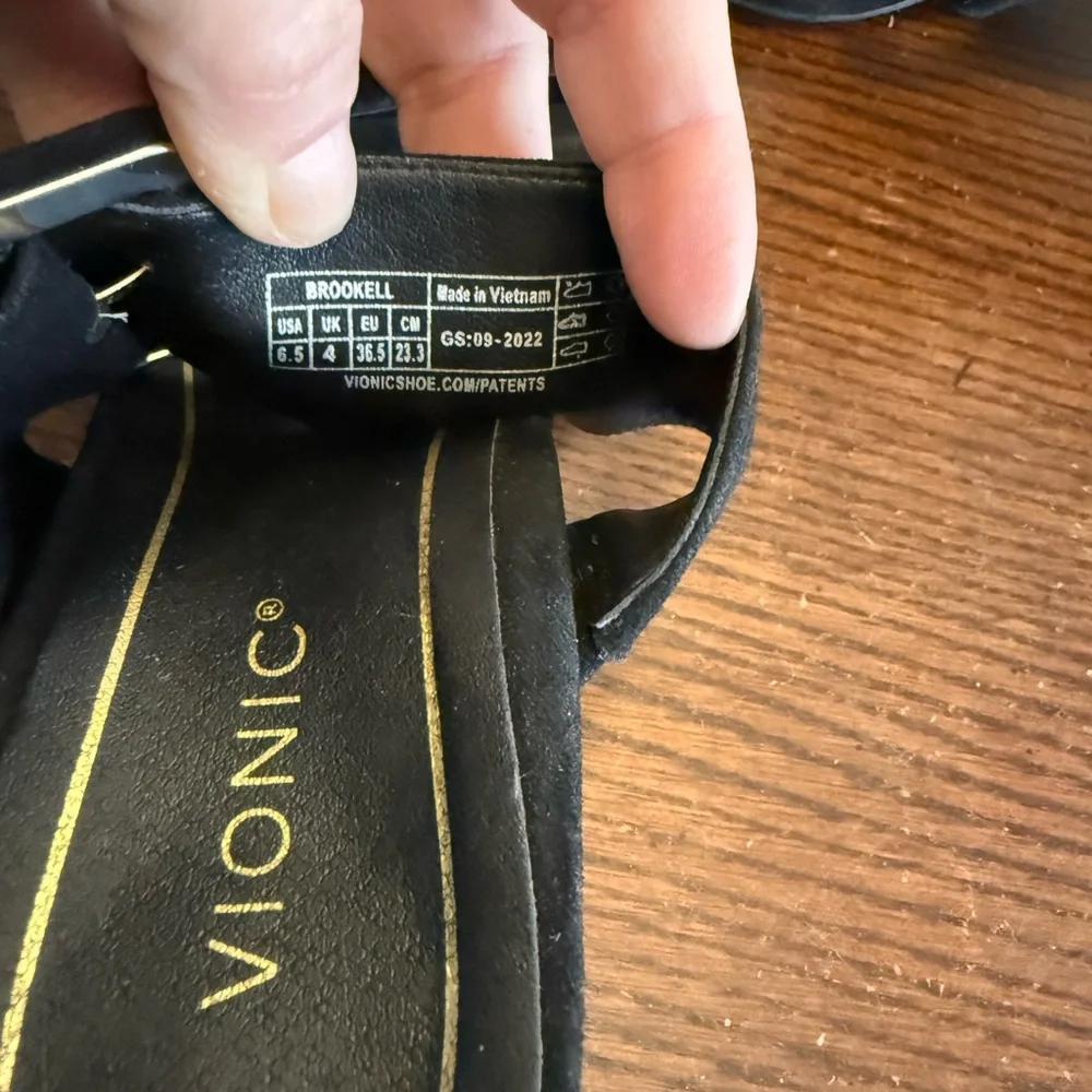 Vionic Brookelle‎ Black Suede Buckle Heeled Sandals 6.5