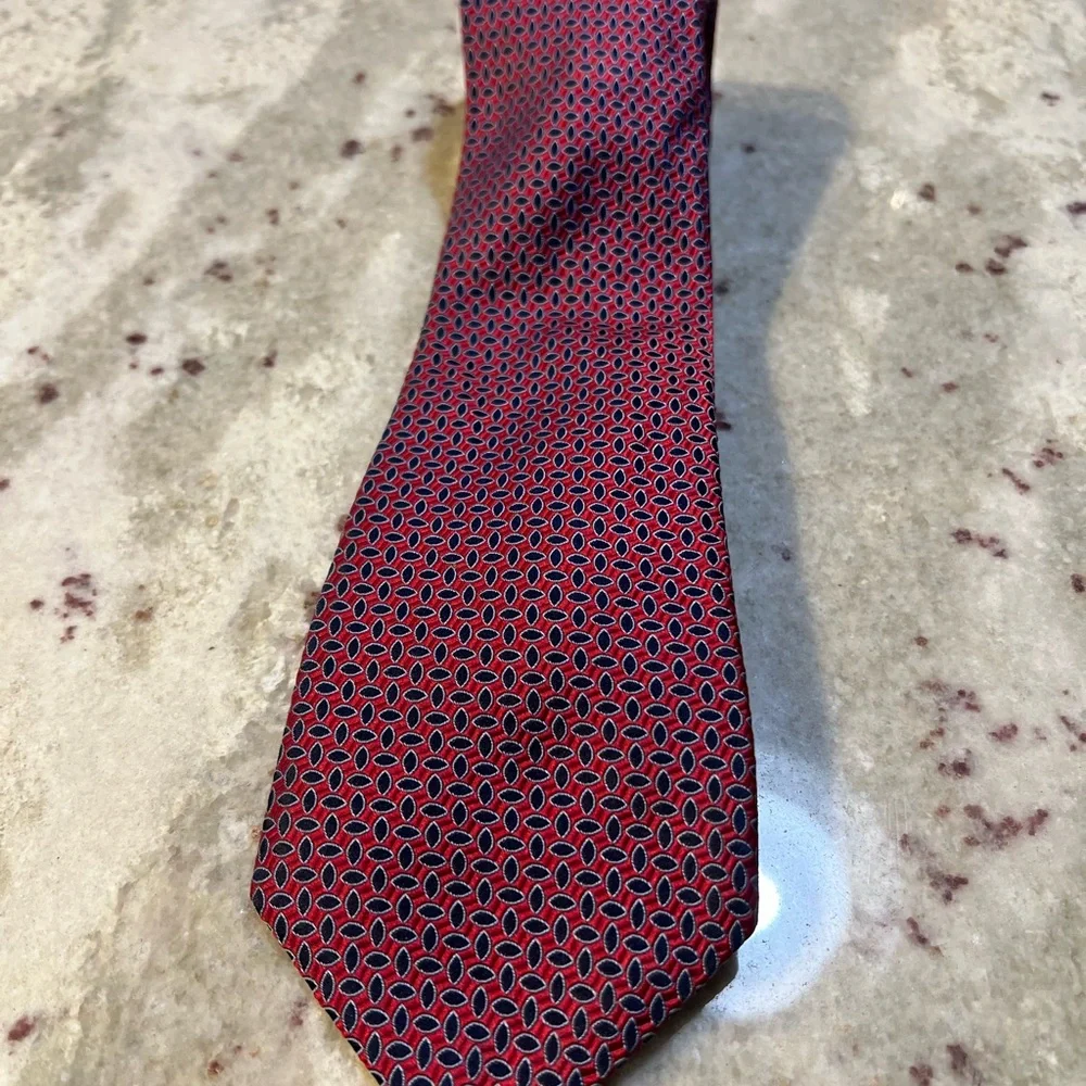 Hart Schaffner Marx Mens Red Navy Blue Geometric Medallion 100% Silk Necktie USA