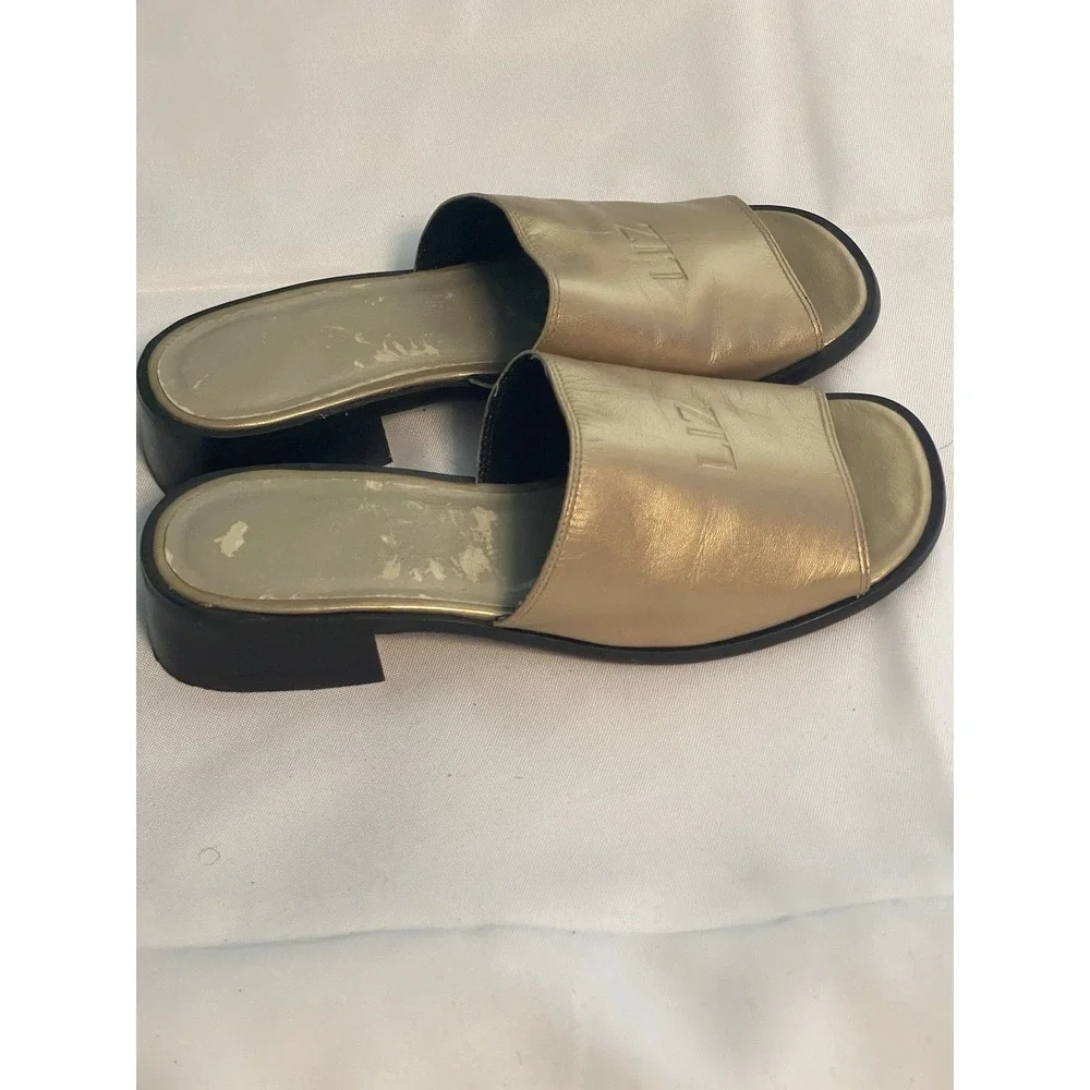 Liz‎ Claiborne Sandals Womens Size 6.5 M Gold Slip On Low Heels Metallic Bin2