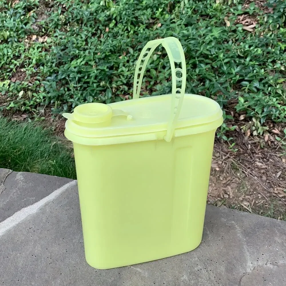 Vintage yellow Tupperware pitcher‎