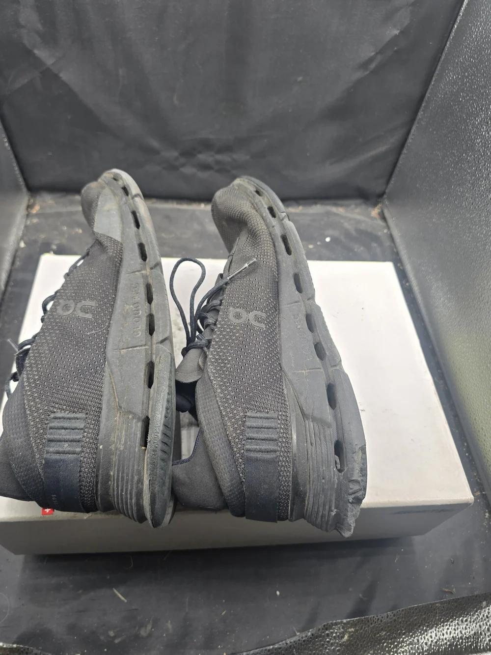 On Clouds durable black