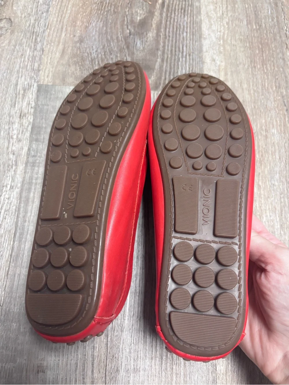 Vionic sleek red