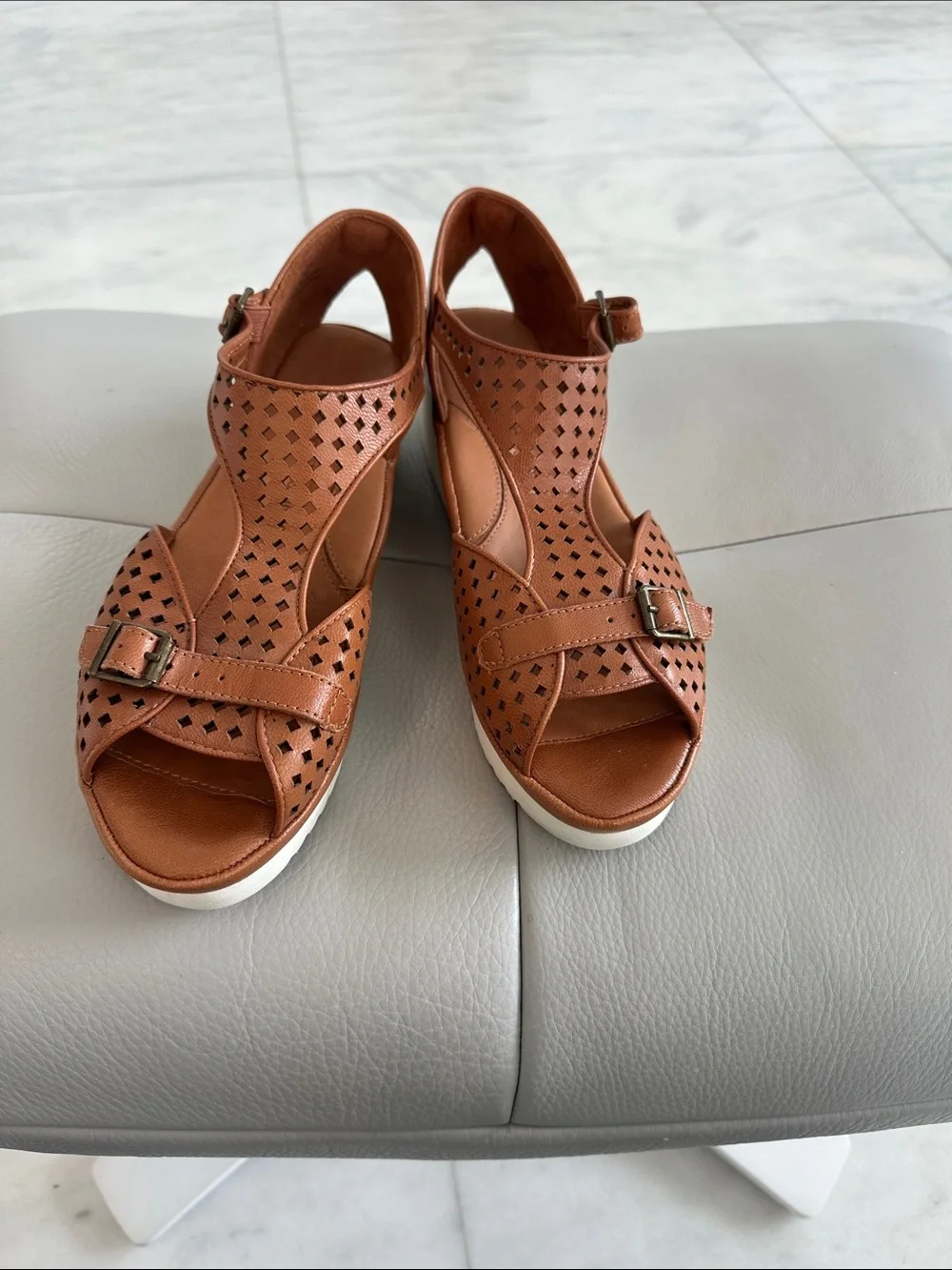 LAmour Des Pieds stylish tan