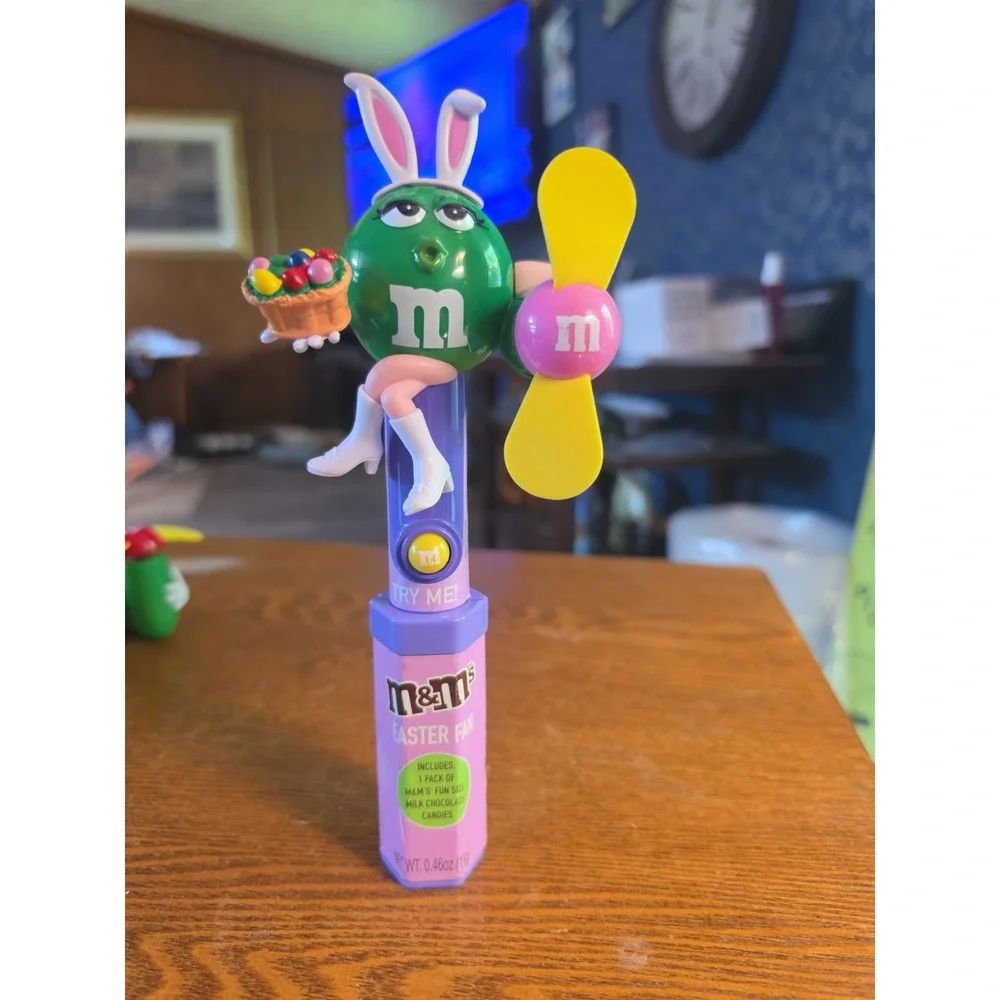 M&M's Green Bunny Easter Candy Fan Candy Tube Holder Battery Operated Works‎