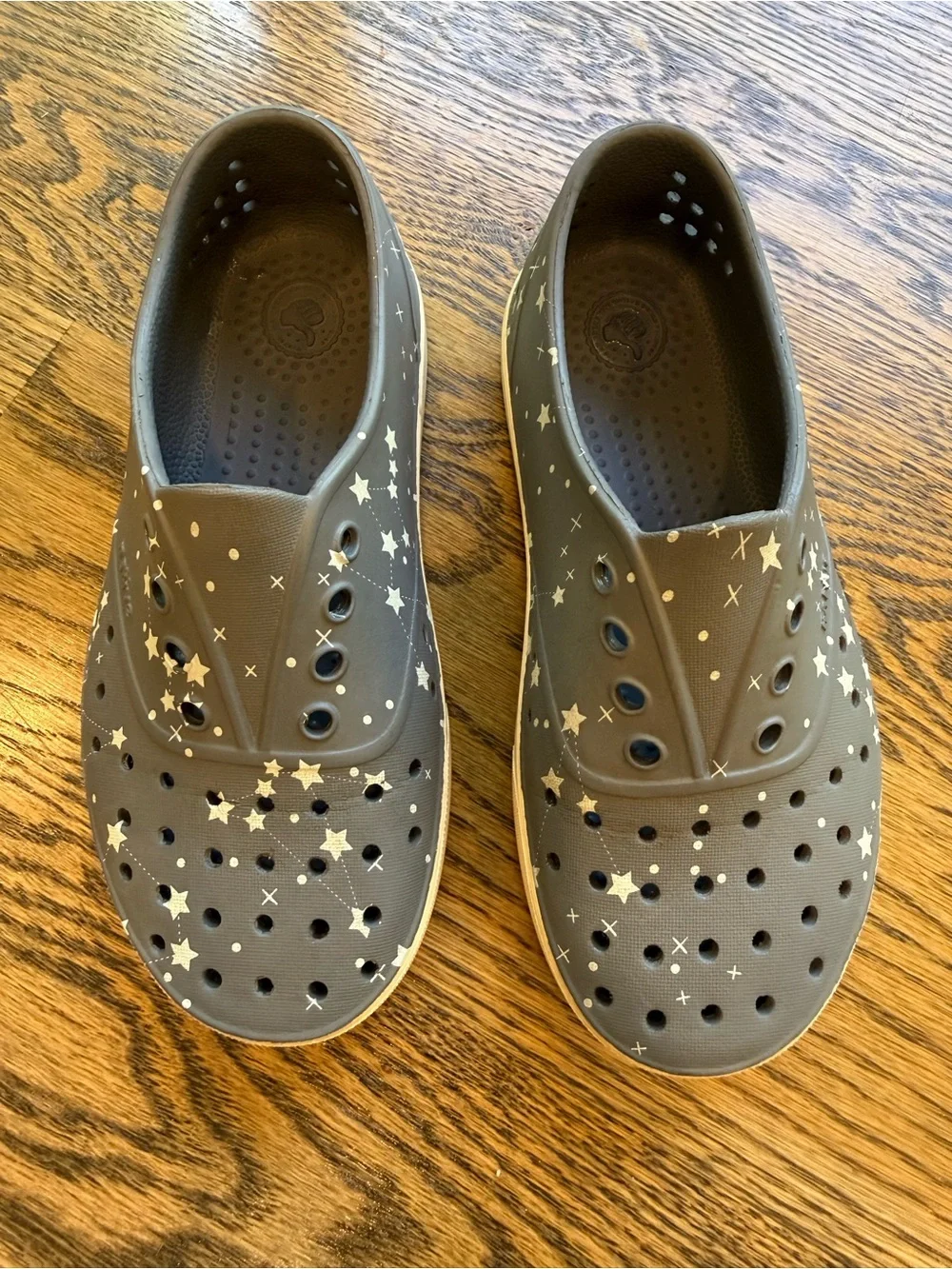 NATIVE Kids Grey Star-Print Slip-On Shoes - waterproof C13