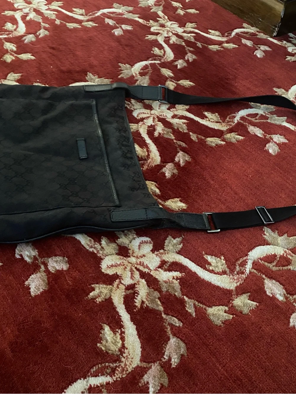 Gucci use silhouette crossbody