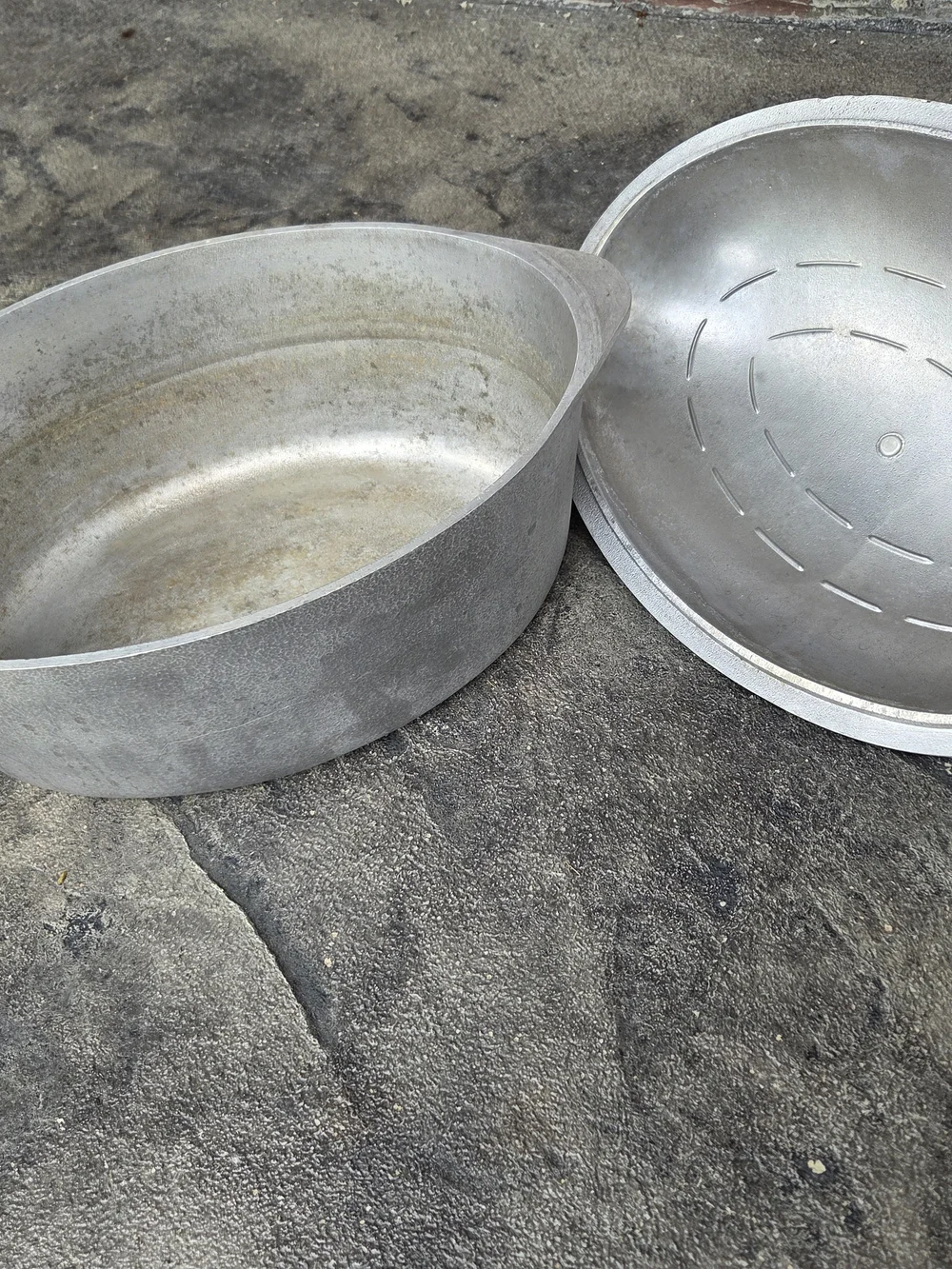 15 Inch Cast Hammered Aluminum Dutch Oven with Lid - Silver