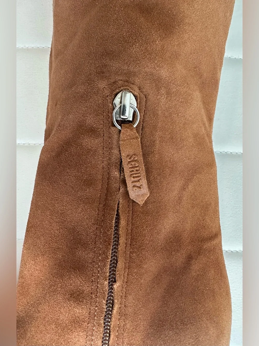 SCHUTZ elegant knee