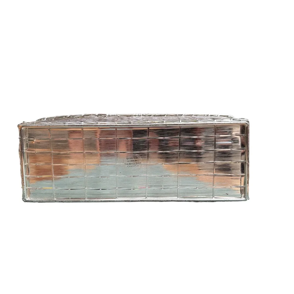 White Barn Candle Co adds accent