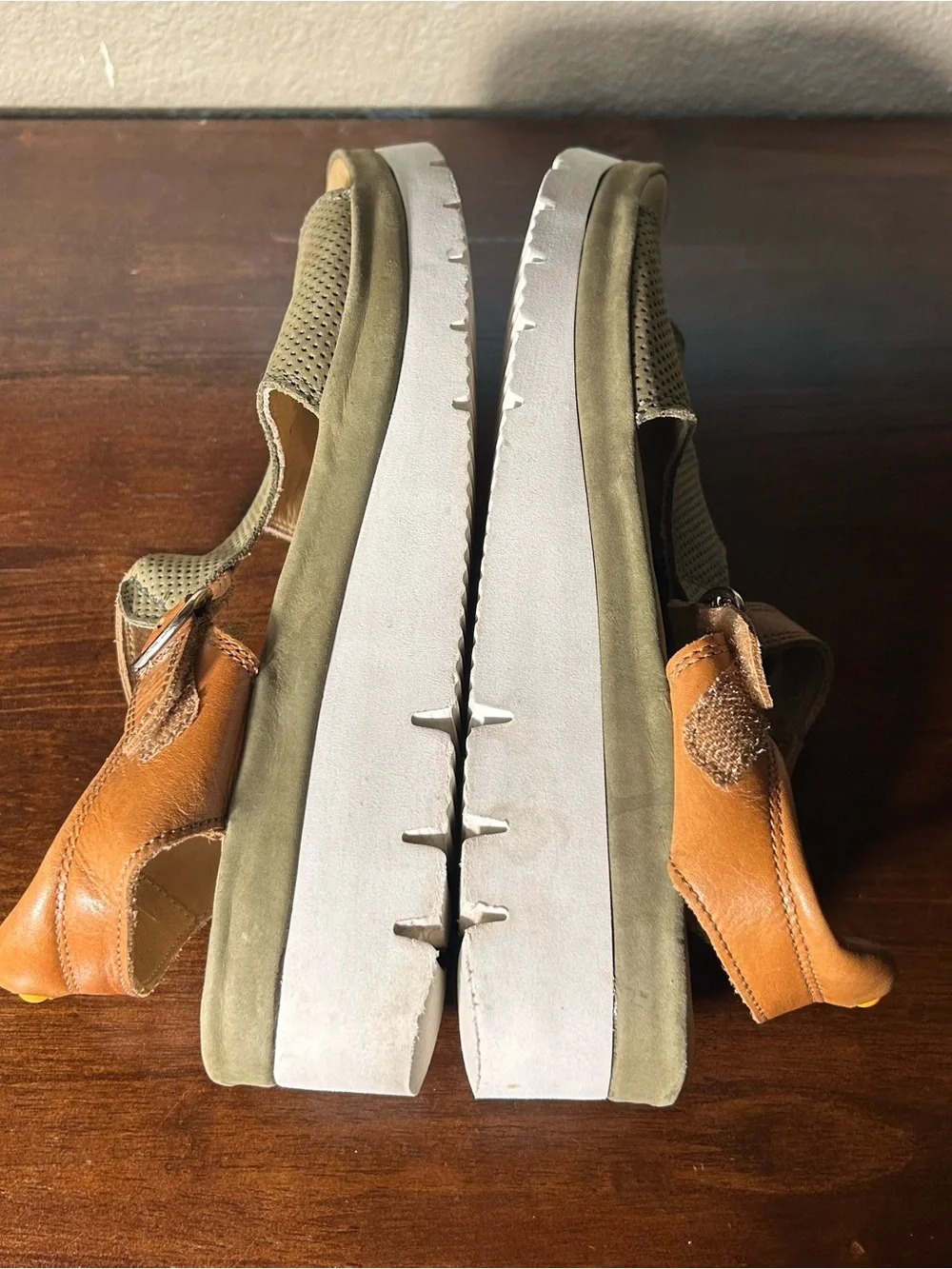 Samuel Hubbard Sandals Size 8.5 Portola T Strap Olive Green Tan Leather Platform