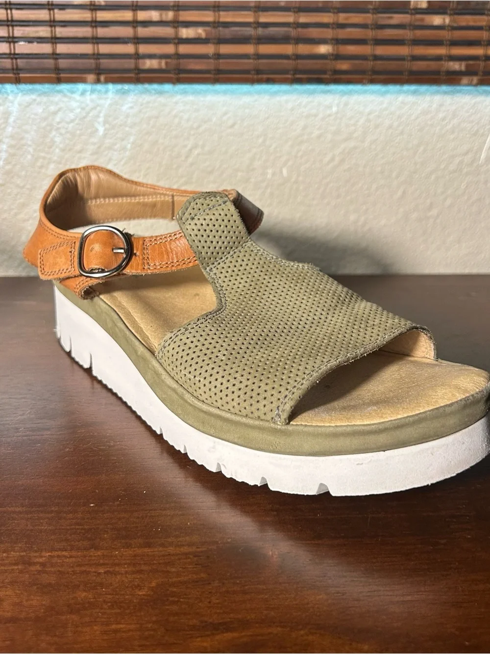 Samuel Hubbard Sandals Size 8.5 Portola T Strap Olive Green Tan Leather Platform