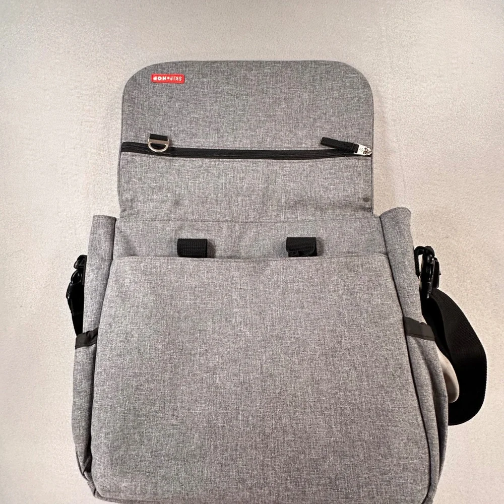 Skip Hop Via Messenger Diaper Bag Heather Grey Red Lining with Changing Pad‎