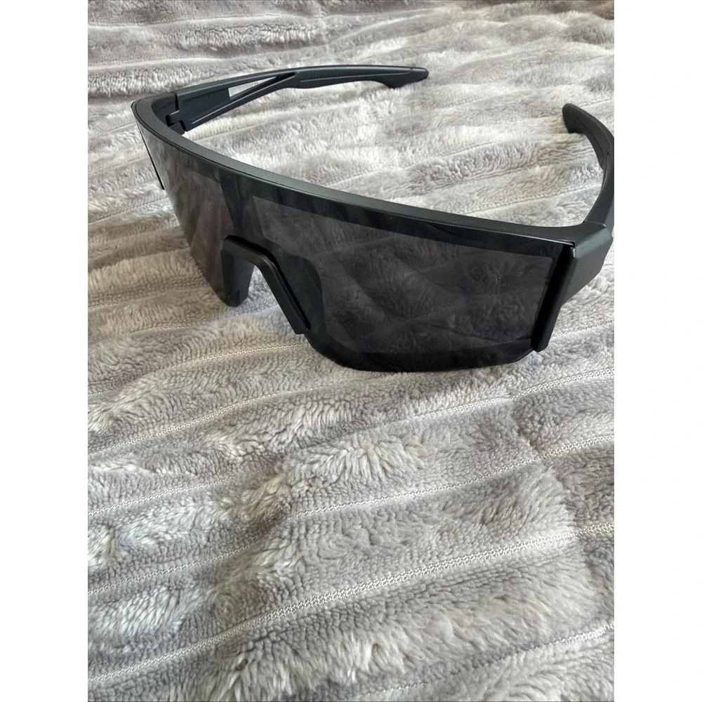 The Unbranded Brand lens sunglasses