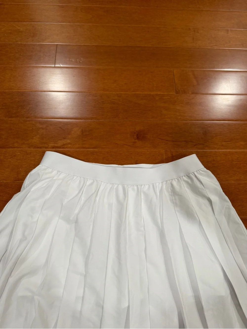 ALO Yoga white pleated