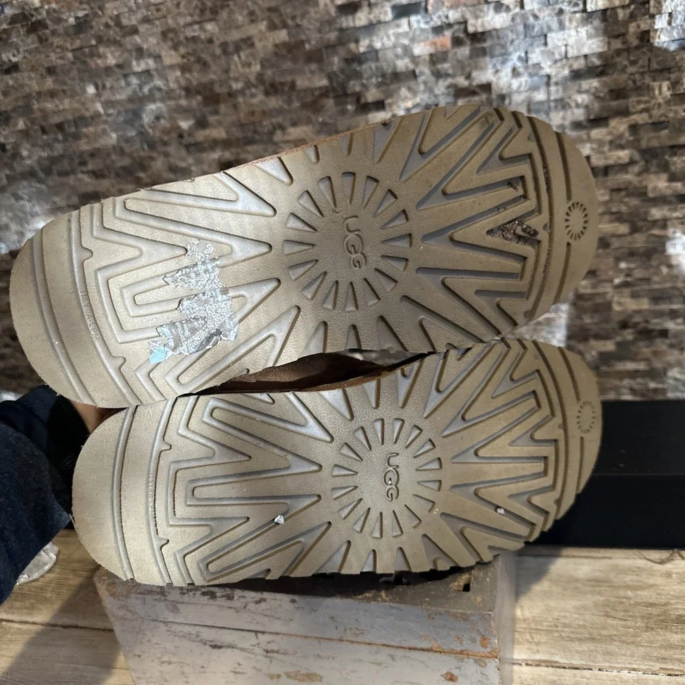 UGG left shoe