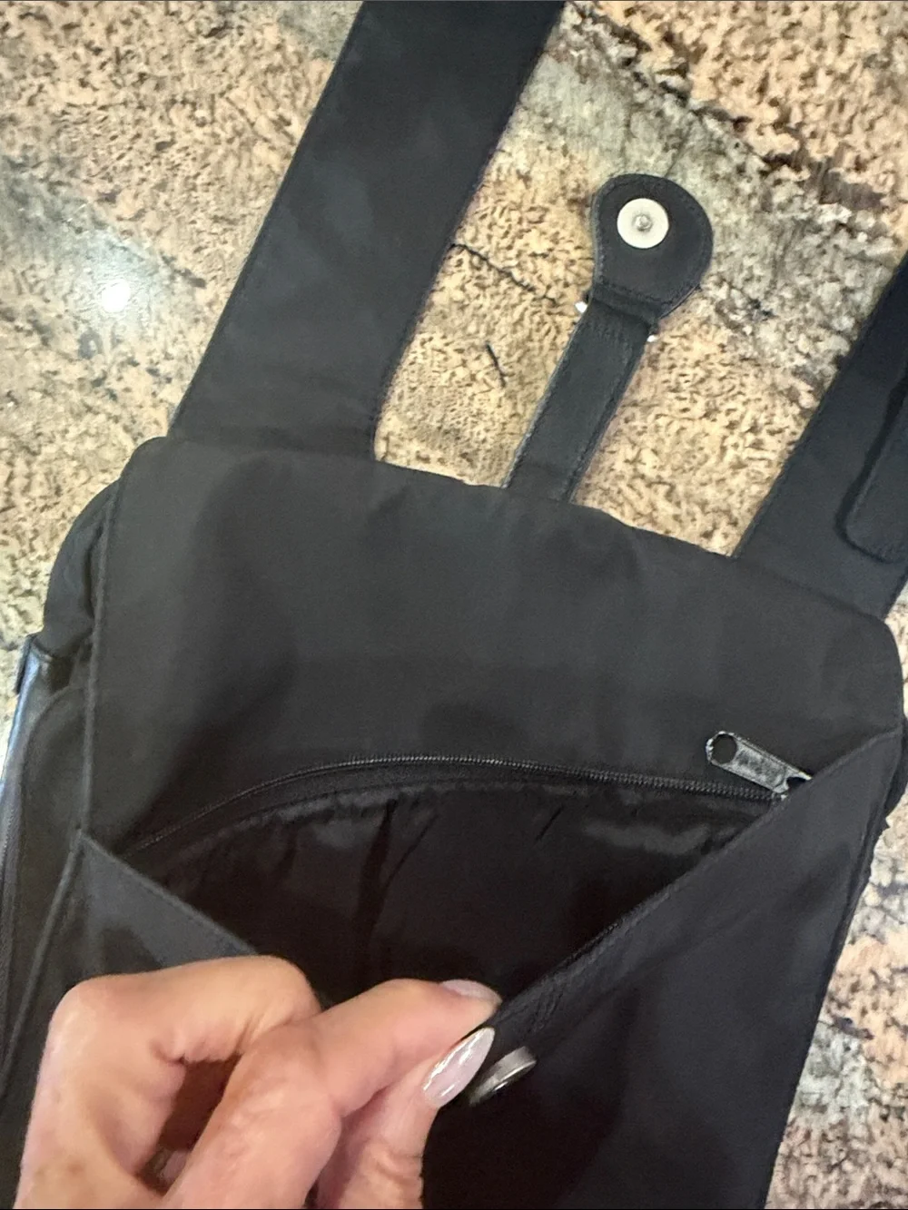 AmeriBag lightweight design pockets