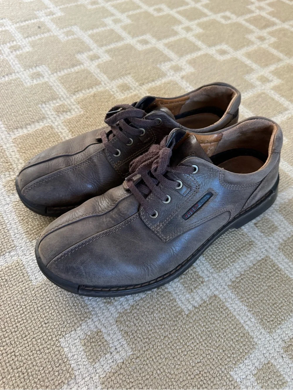 Ecco shoes please