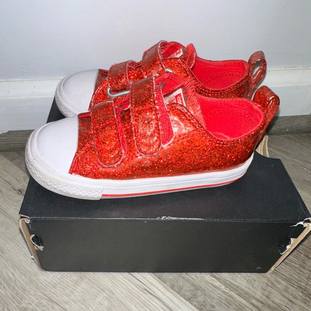 Converse sparkling red