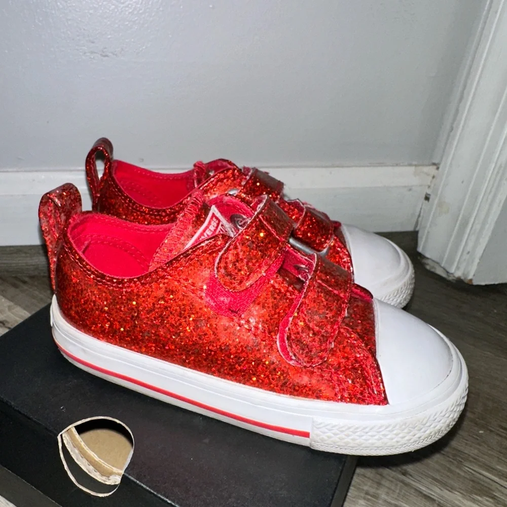 Converse sparkling red