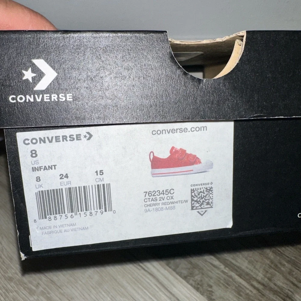 Converse sparkling red