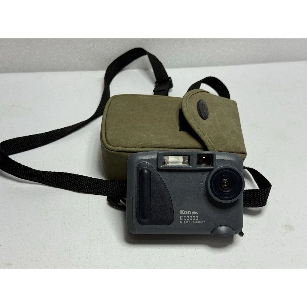 Kodak DC 3200 Digital Camera W Carrying Case Battery Door Wont Latch Corrosion‎