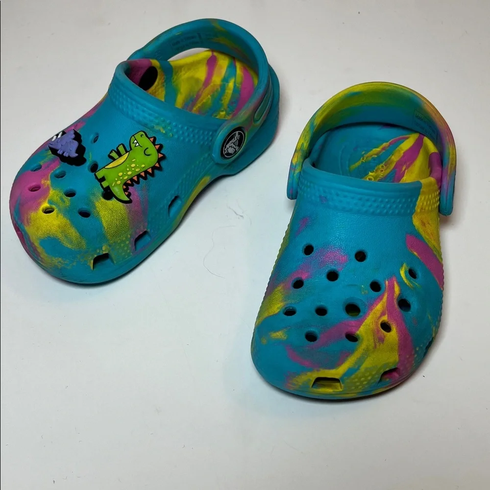CROCS Kids Marbled Tie Dye Clogs with Fun Dinosaur Jibbitz Charms size C 7