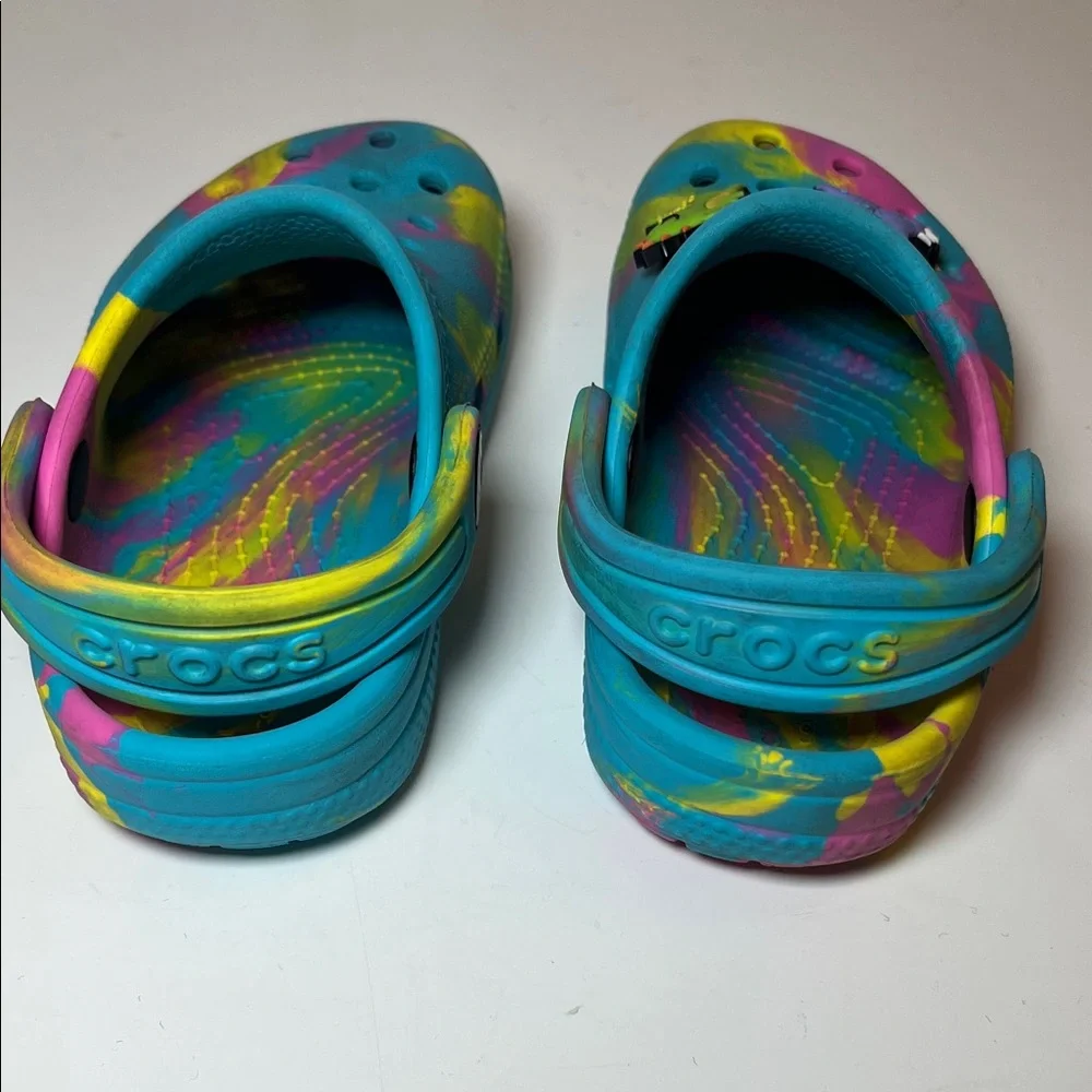 CROCS Kids Marbled Tie Dye Clogs with Fun Dinosaur Jibbitz Charms size C 7