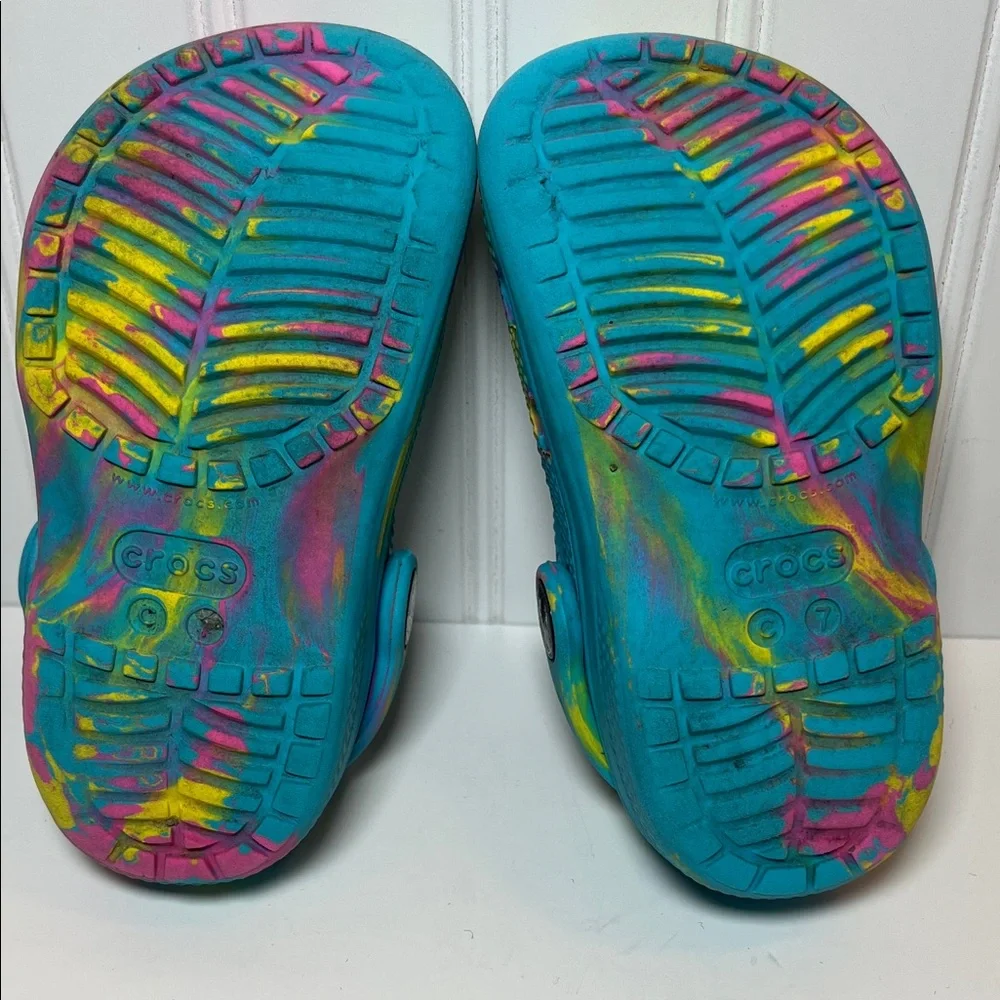 CROCS Kids Marbled Tie Dye Clogs with Fun Dinosaur Jibbitz Charms size C 7