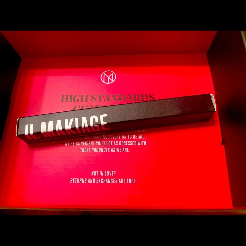 IL MAKIAGE eye liner. New in box never opened. Color Batman/ black