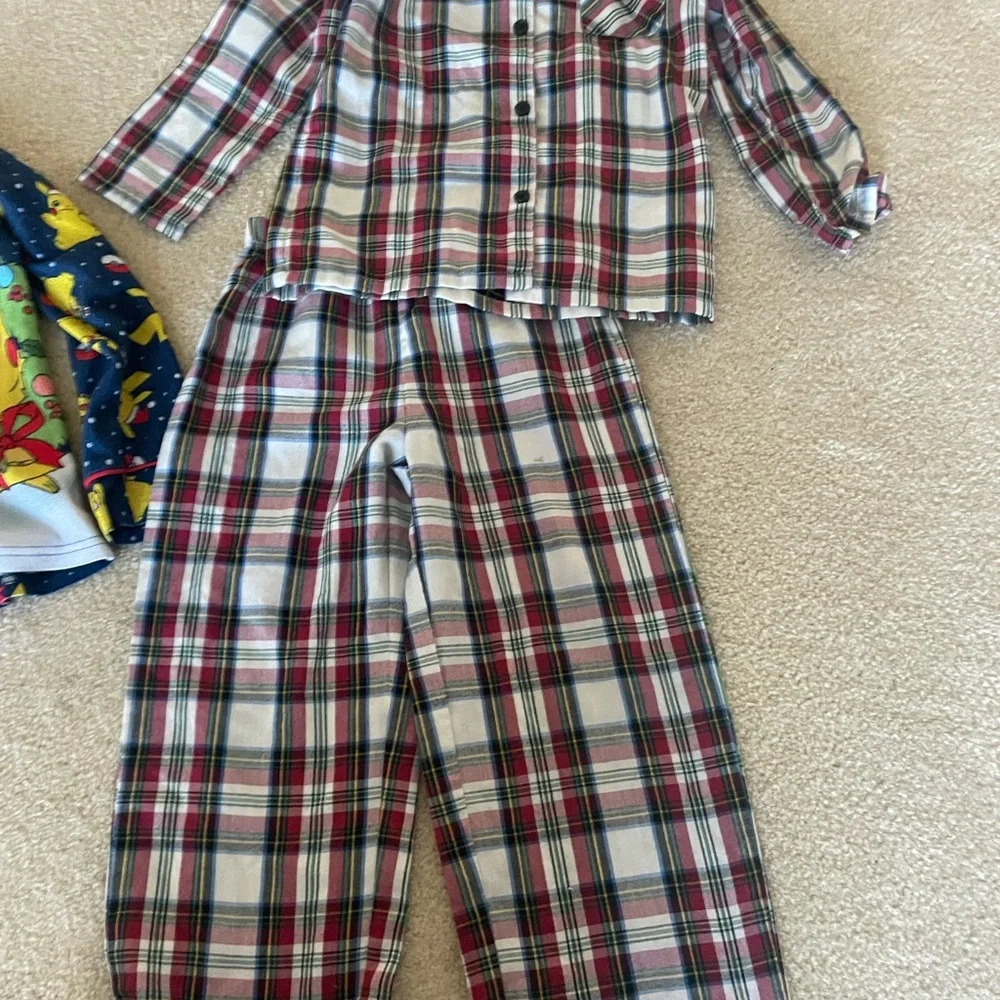 Bundle of 5 Christmas pjs.‎ Kid size 5T