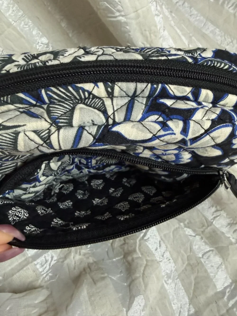 Vera Bradley blue zipper flaws