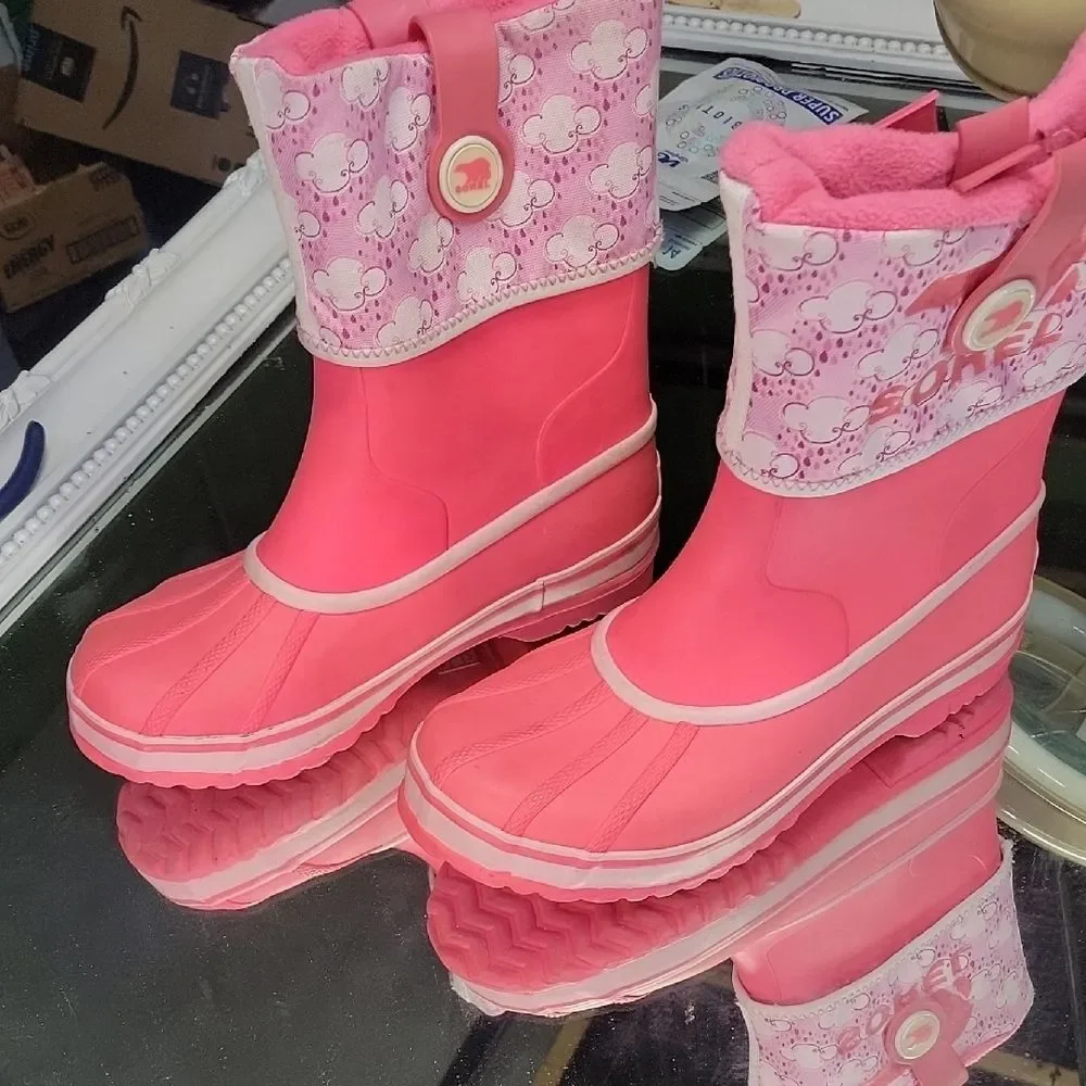 Sorel Girls Size 5 Bright Pink Snow Boots w/cloud Pattern Great Condition