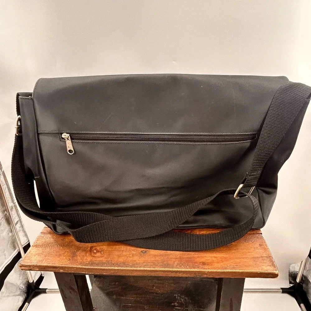 Carryland Black Messenger Bag Adjustable Strap Shoulder Crossbody Work Travel
