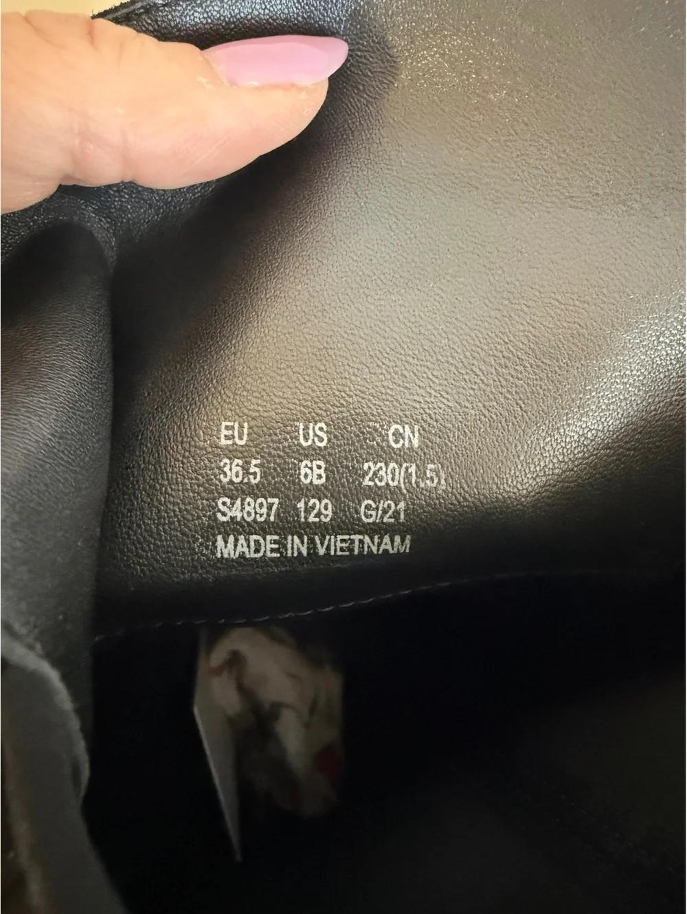 Stuart Weitzman tone brand silhouette