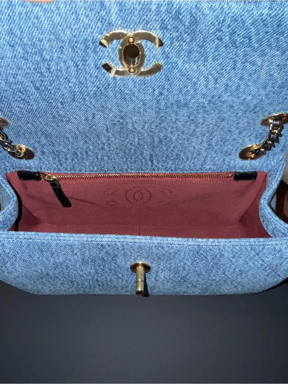 CHANEL quilted clasp day
