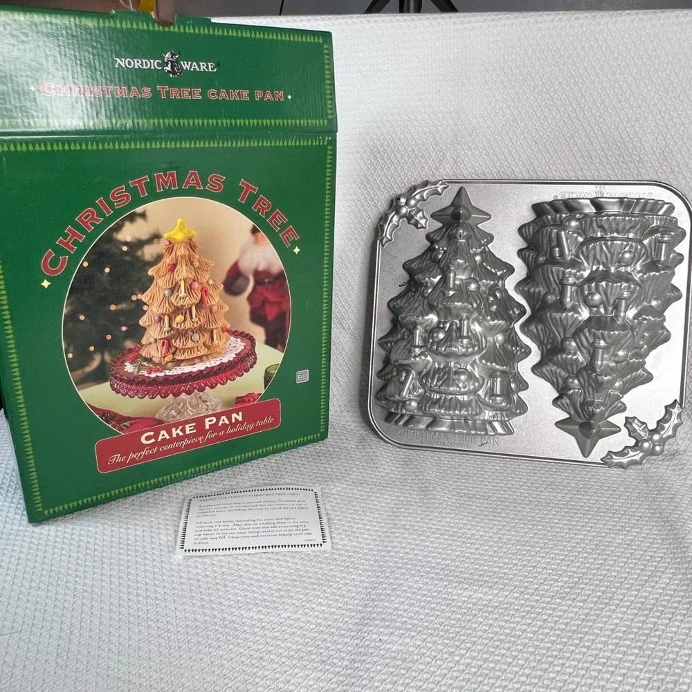Nordic Ware Christmas Tree Cake Pan 3D Stand Up Cast Aluminum‎ 9 Cup Holiday USA