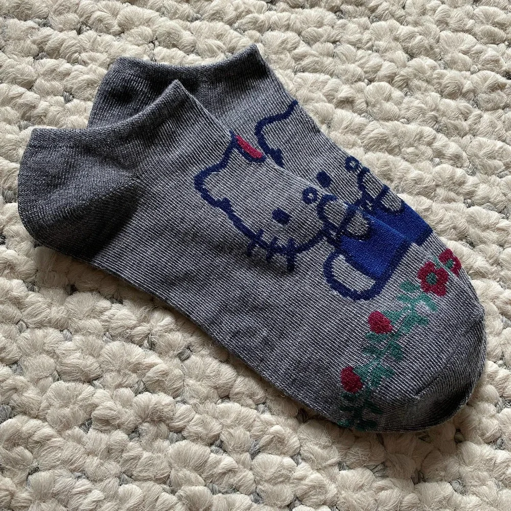 Hello Kitty SITTING PRETTY IN ROSE GARDEN grey socks New RARE limited sanrio 789