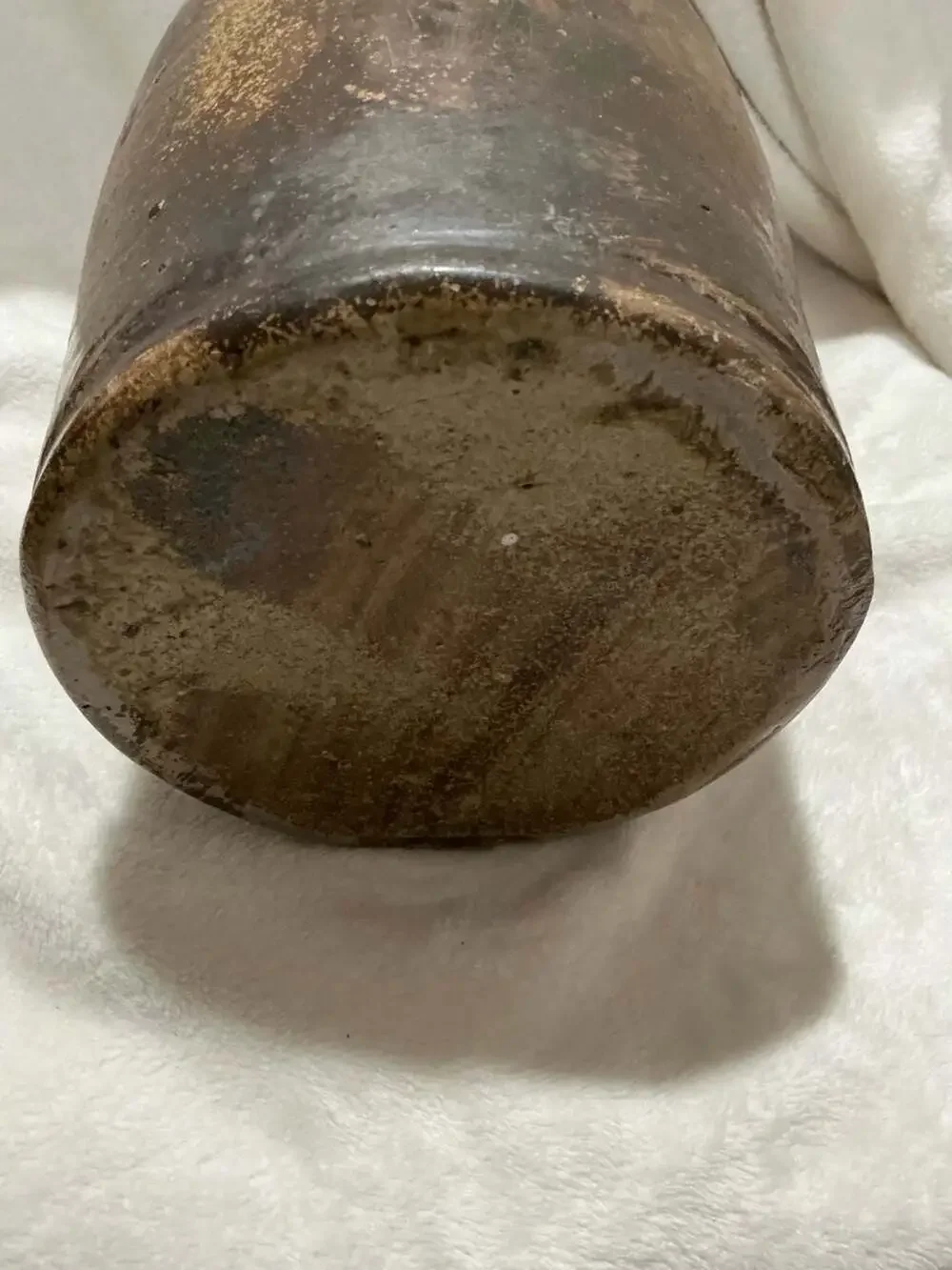 Unbranded cylindrical stoneware