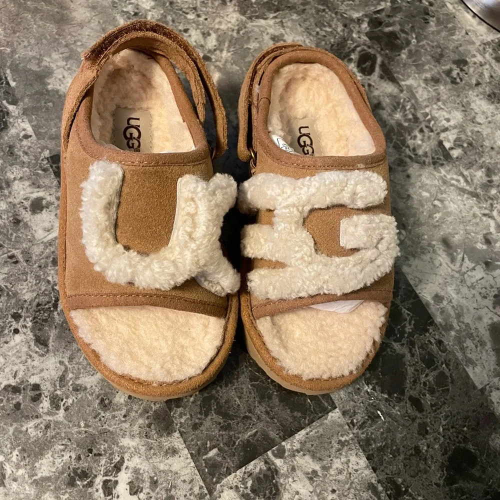 UGG Slide Slippers Chestnut Kids Size 9‎