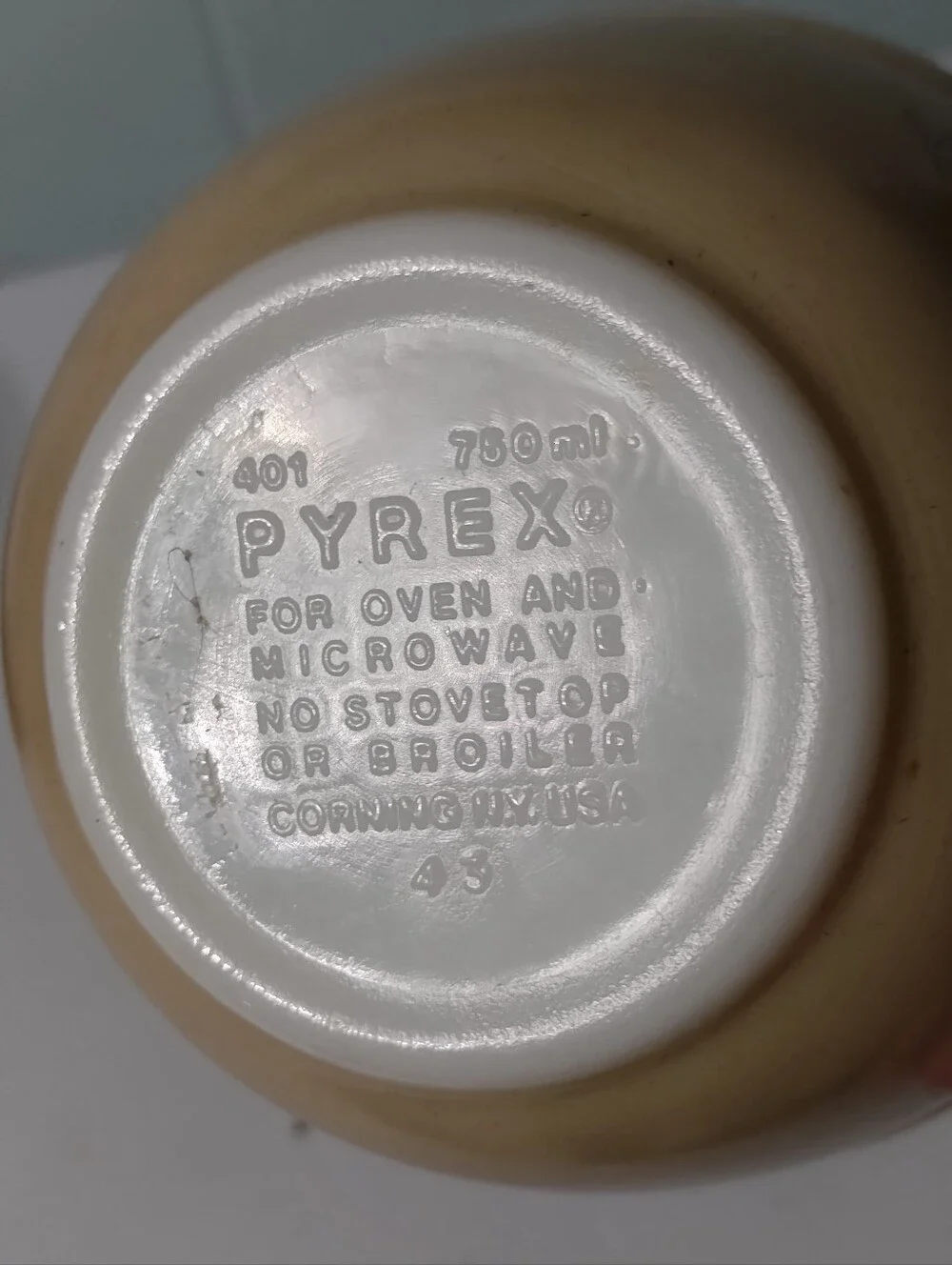 Pyrex beige ceramic