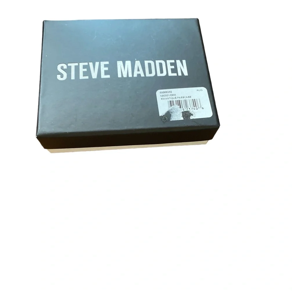 Steve Madden places cards