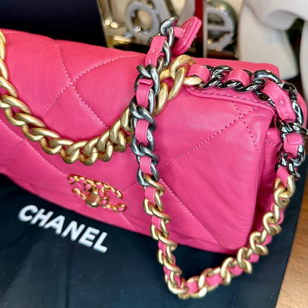 CHANEL euc 19