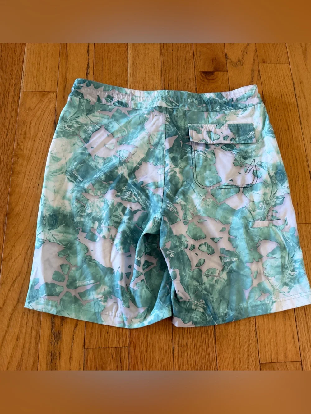 Huk aqua white