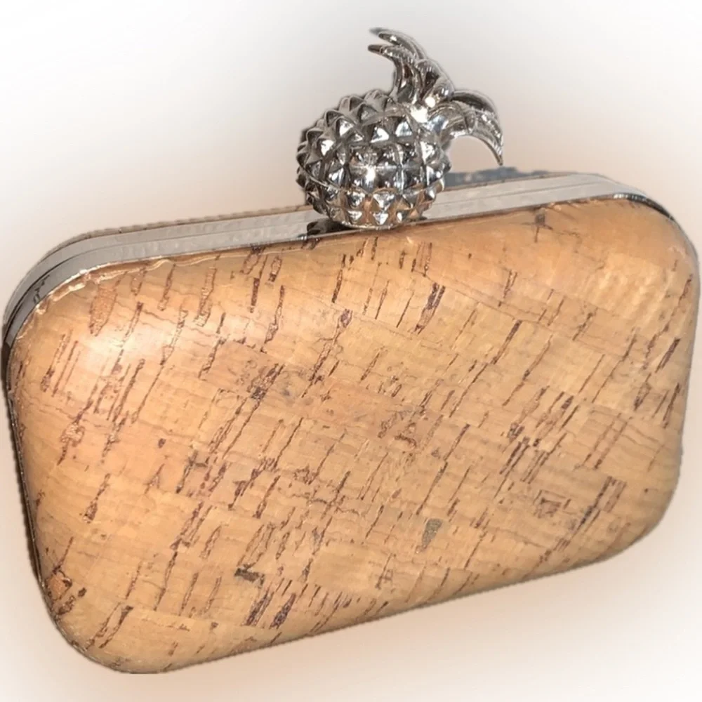 LA REGALE bag, hard sided cork clutch, chain, silver pineapple “kiss” clasp. EUC