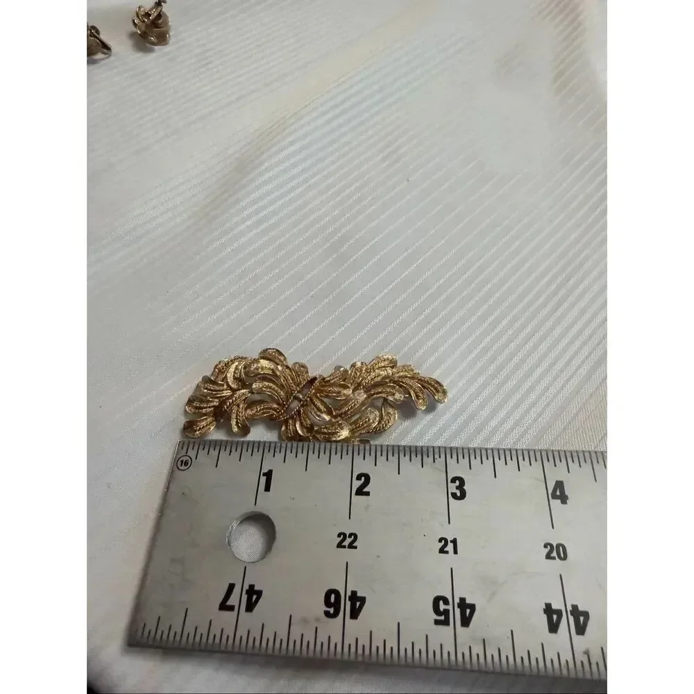 Coro brooch bet gold