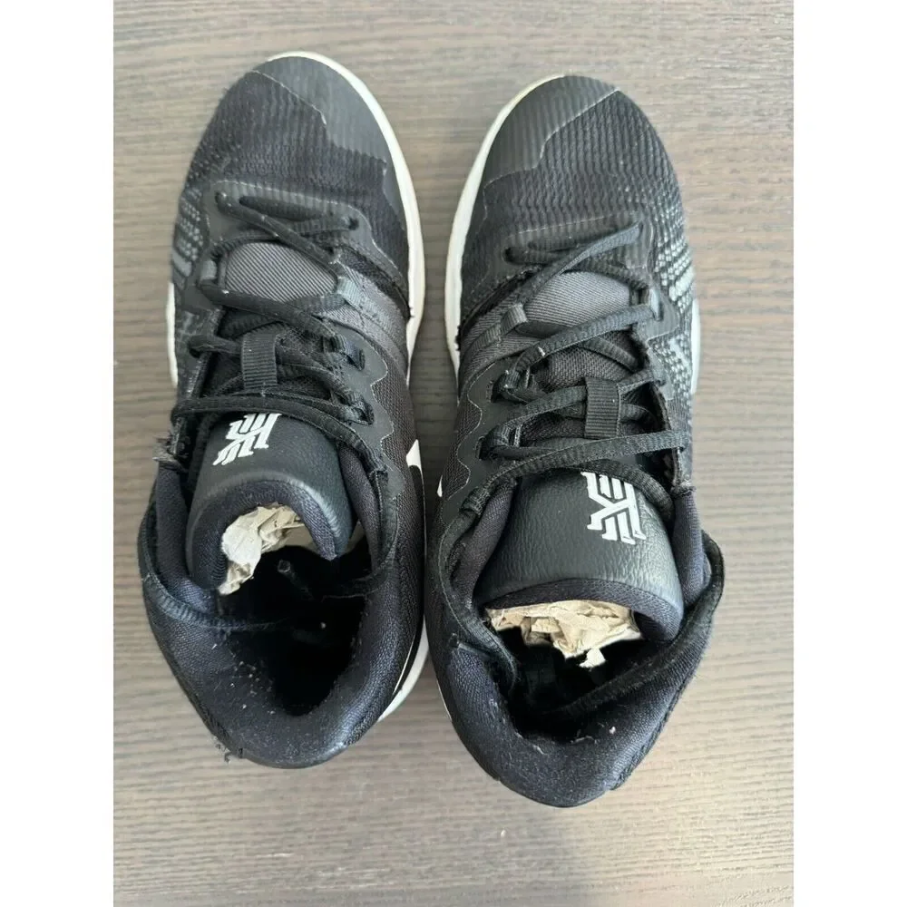 Nike shoes upper closure