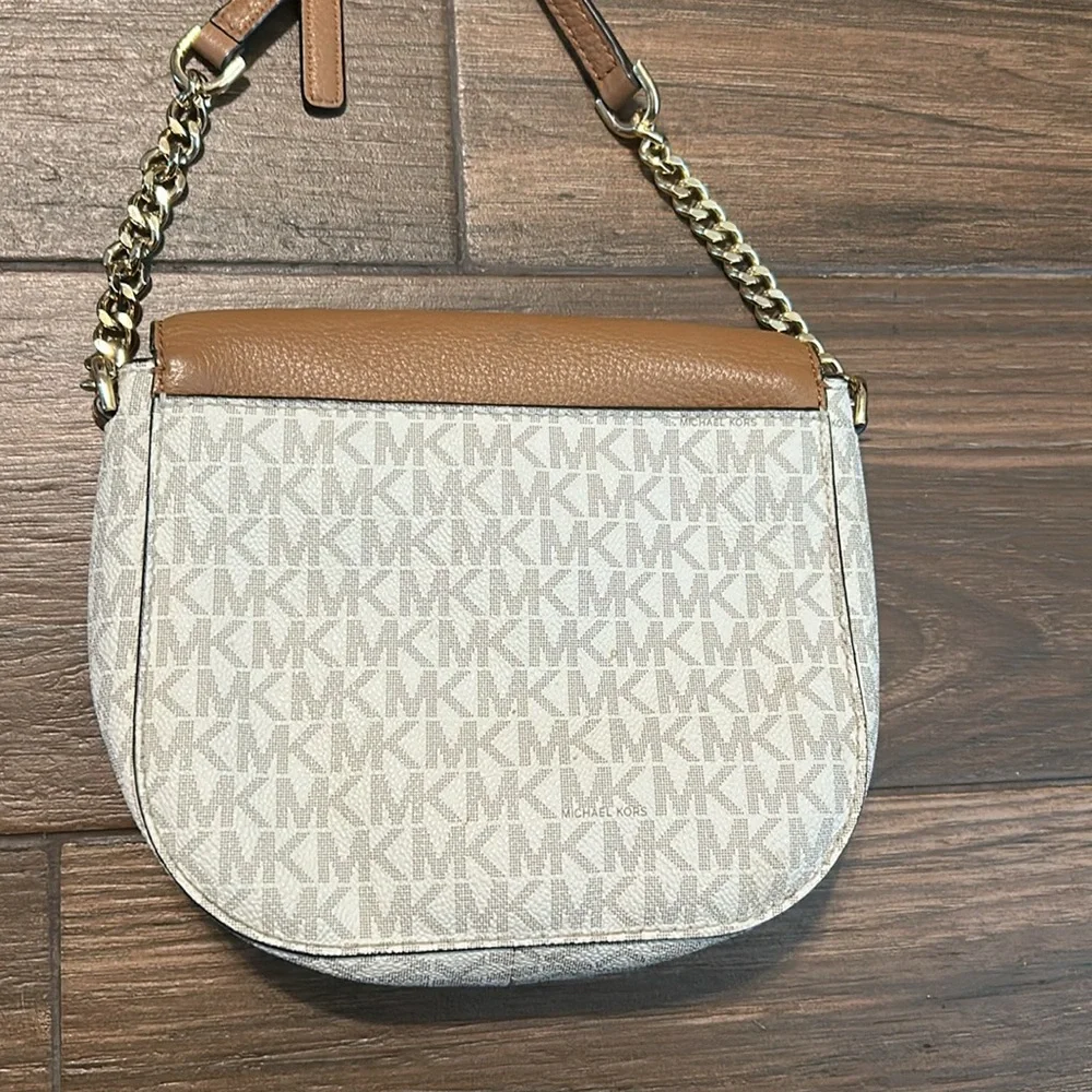 Michael Kors Mott Logo Dome Crossbody Purse Tan Leather Cream Logo Gold Tone‎