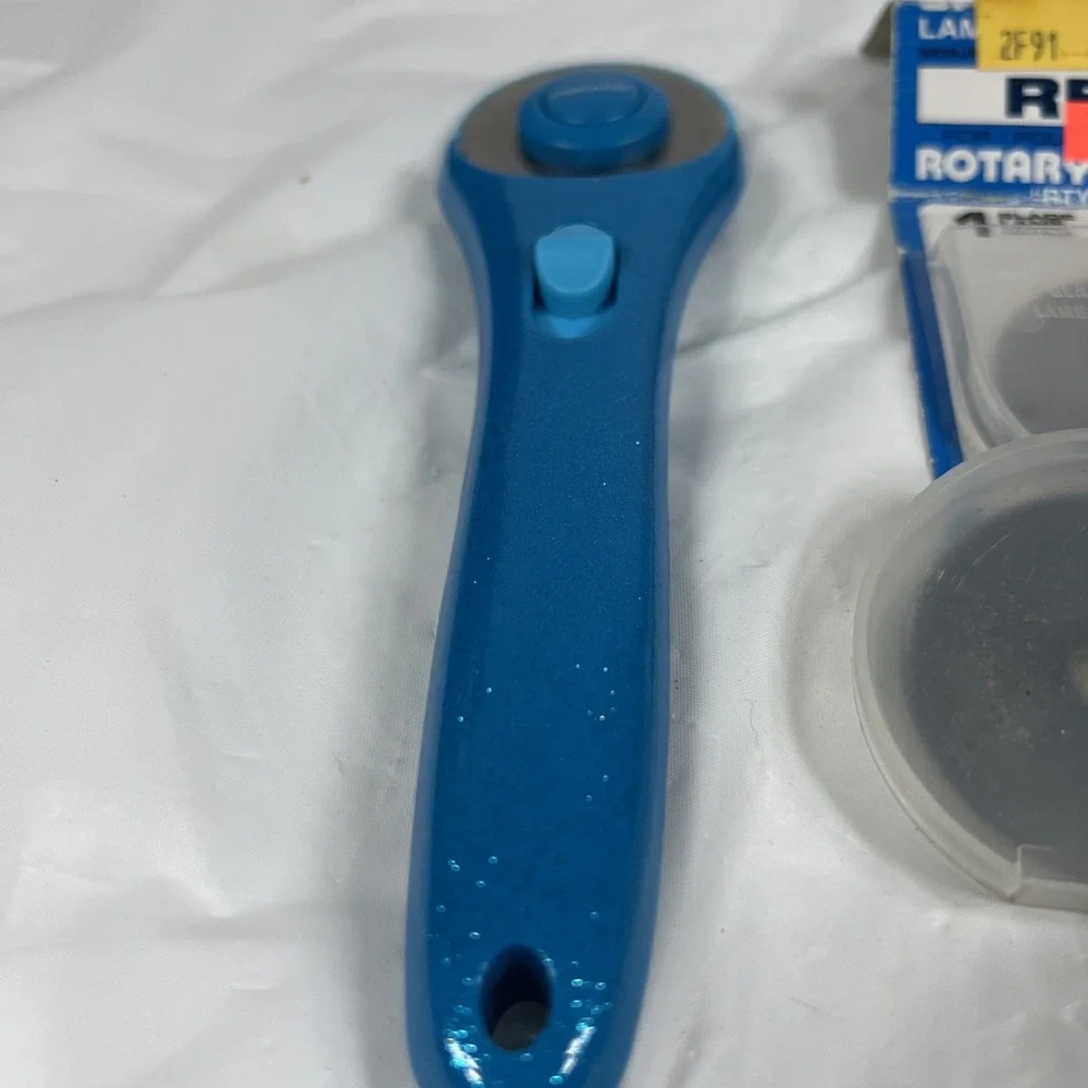 FISKARS STICK ROTARY CUTTER [45 mm] [BLADE GUARD][QUICK CHANGE]‎ Extra Blades