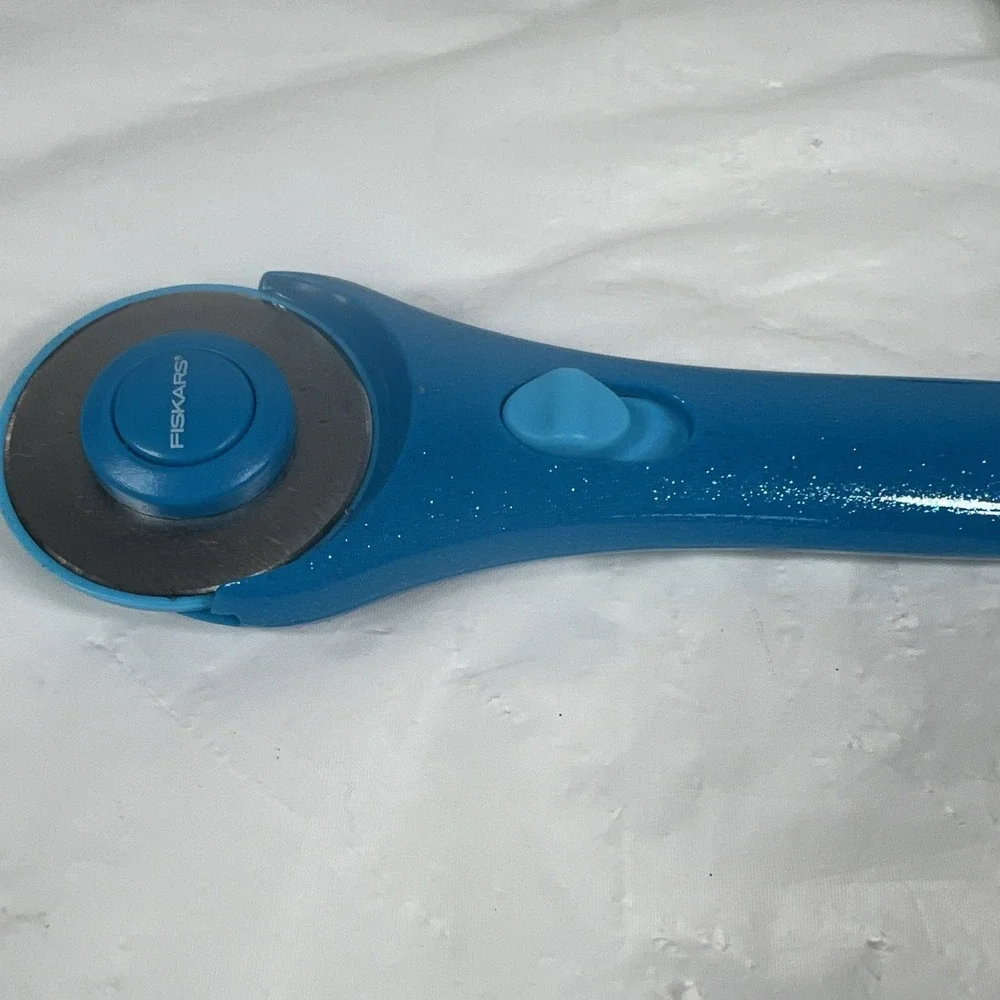 FISKARS STICK ROTARY CUTTER [45 mm] [BLADE GUARD][QUICK CHANGE]‎ Extra Blades